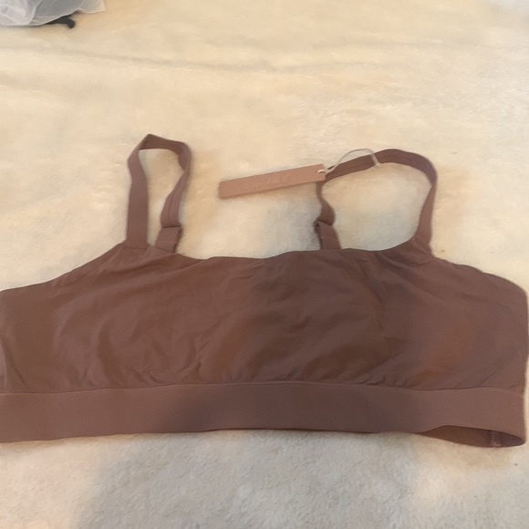 SKIMS Fits Everyone Scoop Bralette - Picture 4 of 5